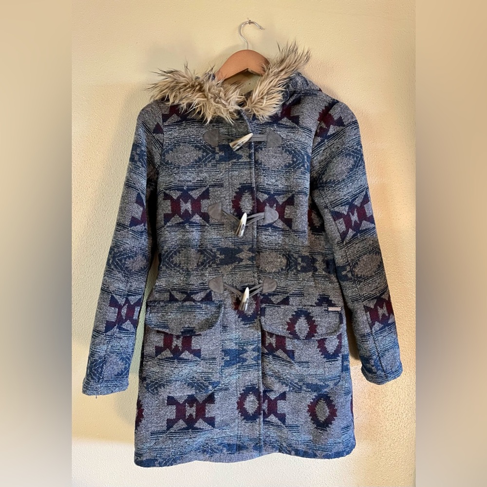 Billabong long patterned, fur lined hood, cozy jacket. S/P